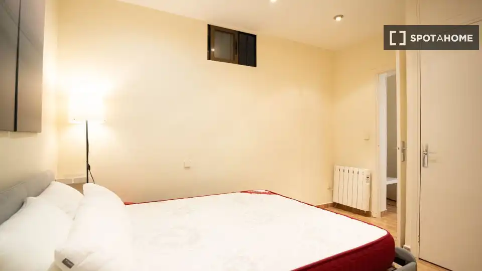 Dormitori de Apartament per a compartir en Madrid amb Aire condicionat, Calefacció i Terrassa