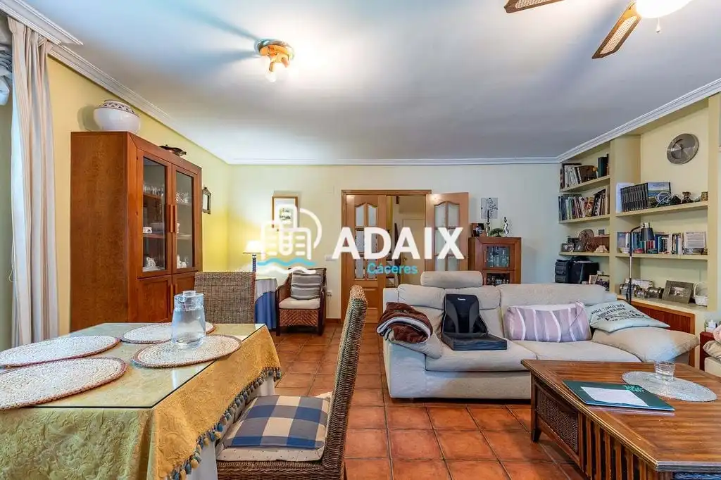Jardí de Casa o xalet en venda en Cáceres amb Aire condicionat, Calefacció i Terrassa