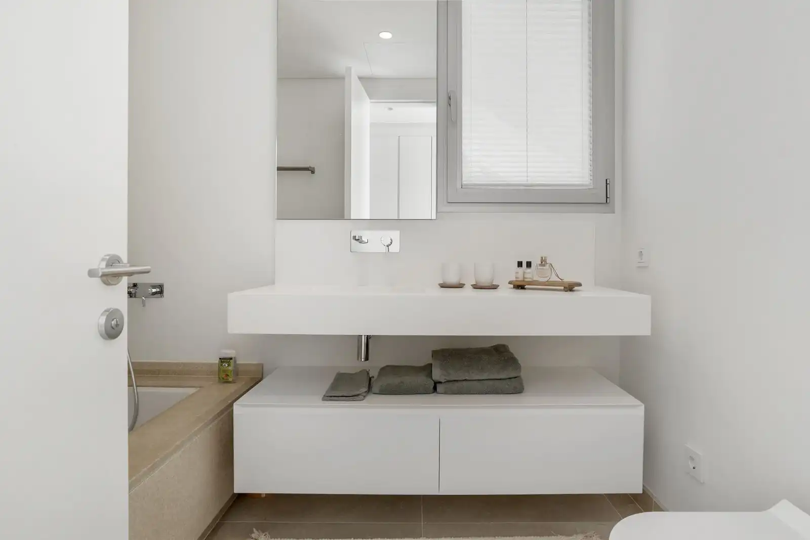 Badezimmer von Dachboden zum Verkauf in Benahavís mit Klimaanlage, Terrasse und Möbliert