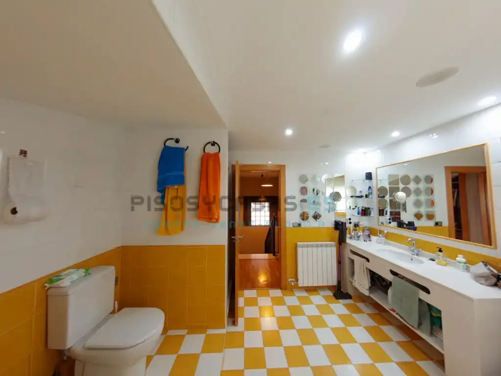 Bathroom of Houses for sale in San Mateo de Gállego  with Air Conditioner, Private garden and Terrace