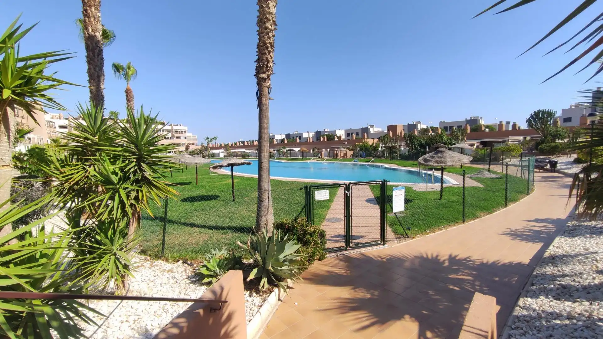 Piscina de Apartamento en venta en Almería con Aire acondicionado, Jardín privado y Terraza