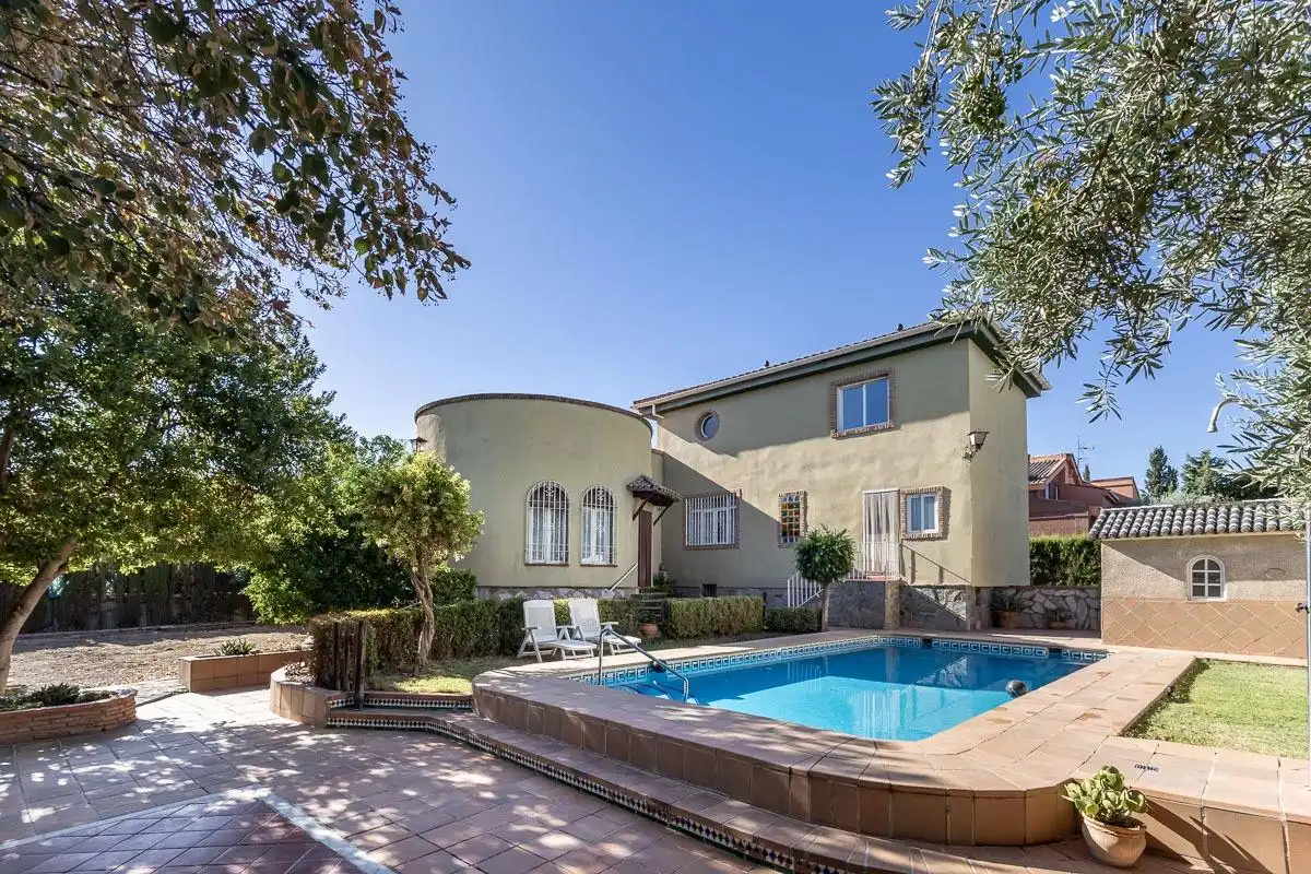 Villa con piscina in vendita a Residencial Triana - Barrio Alto