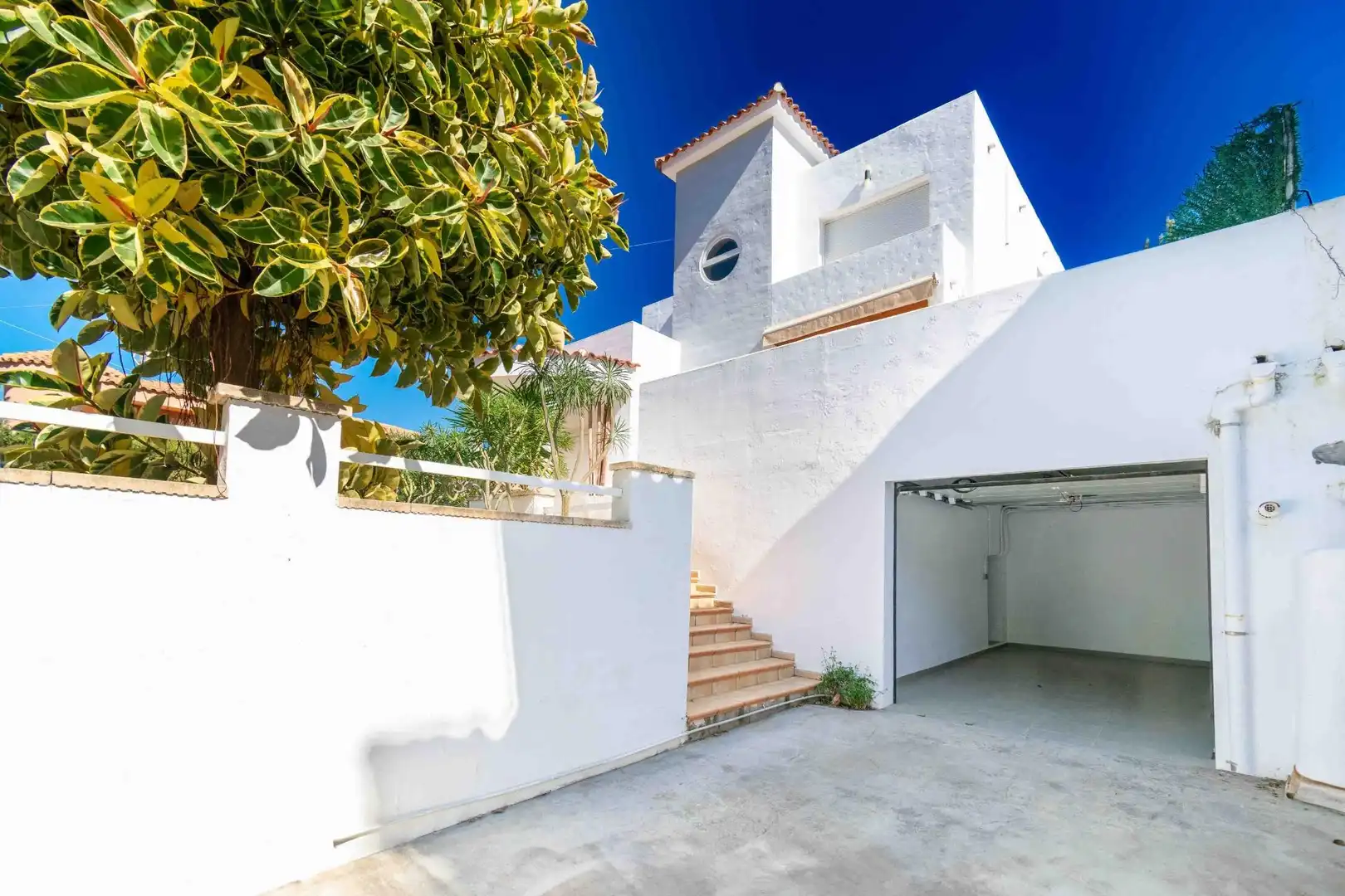 Vista exterior de Casa o xalet en venda en L'Alfàs del Pi amb Aire condicionat, Calefacció i Jardí privat