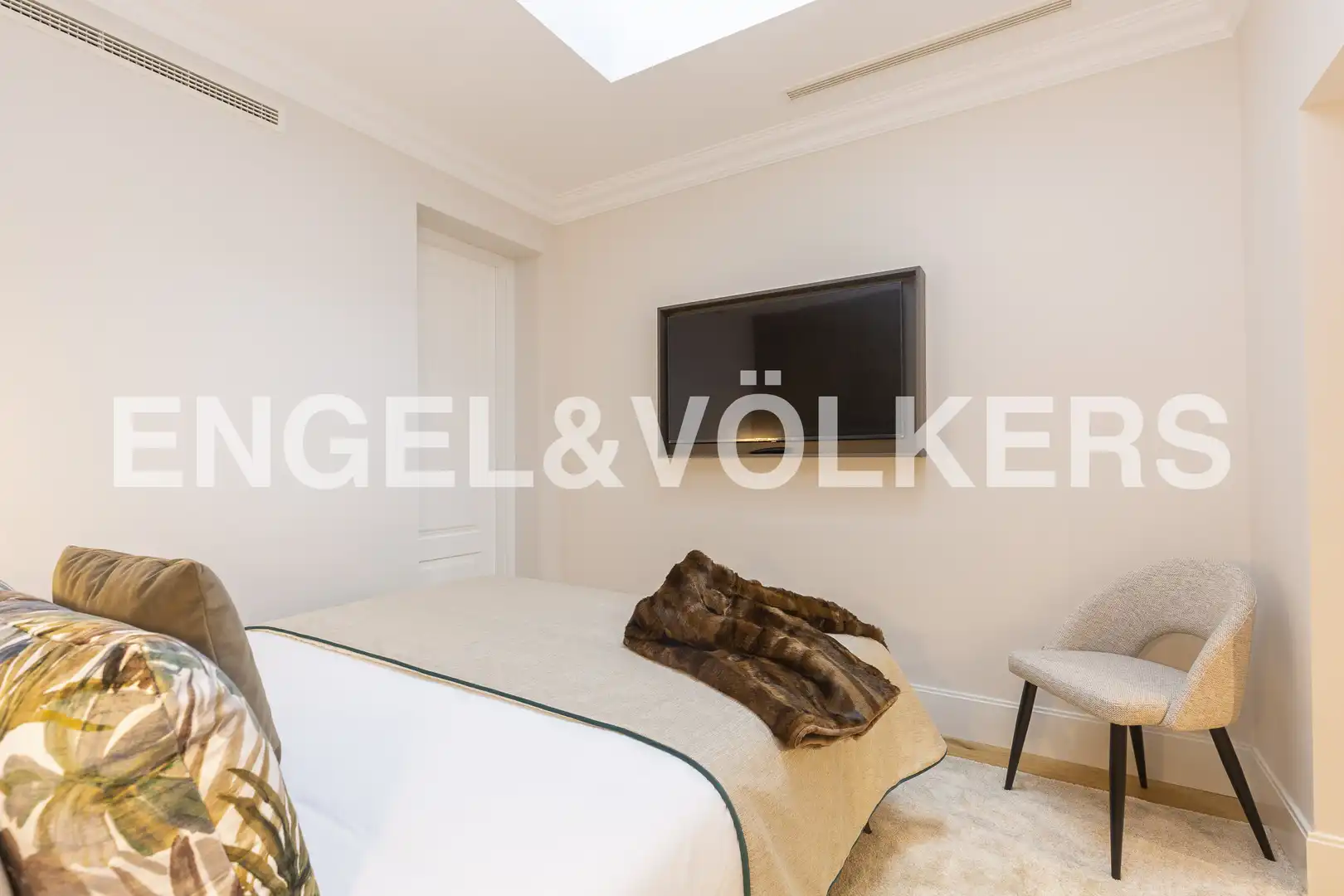 Schlafzimmer von Dachboden zum Verkauf in Madrid mit Klimaanlage, Heizung und Parkett