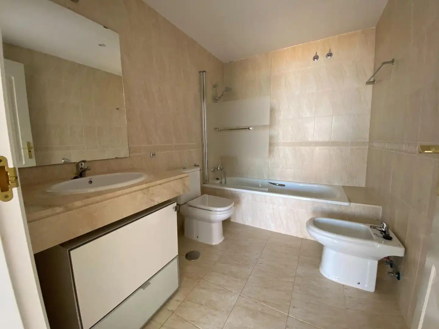 Baño de Piso en venta en Mijas con Aire acondicionado, Terraza y Piscina comunitaria