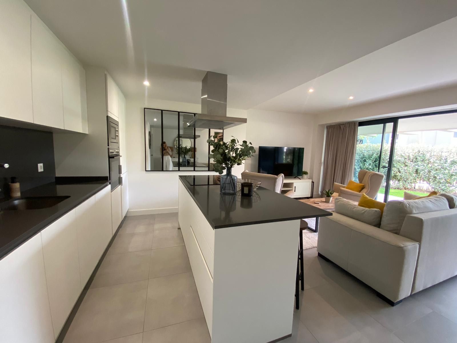 Cuina de Planta baixa de lloguer en Estepona amb Aire condicionat, Jardí privat i Terrassa