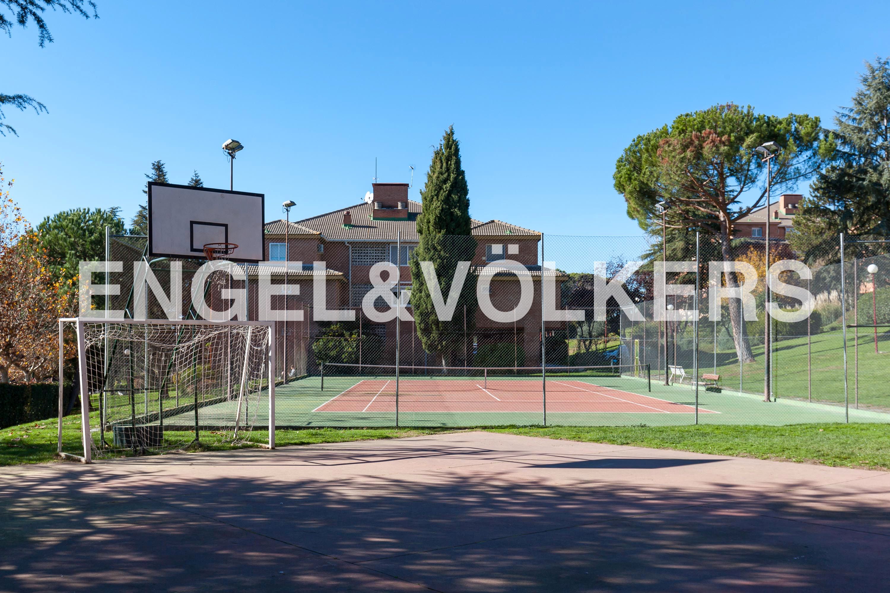 Exterior view of Apartment to rent in Majadahonda  with Heating, Parquet flooring and Storage room