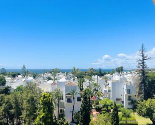 Vista exterior de Apartament de lloguer en Marbella amb Aire condicionat, Terrassa i Piscina