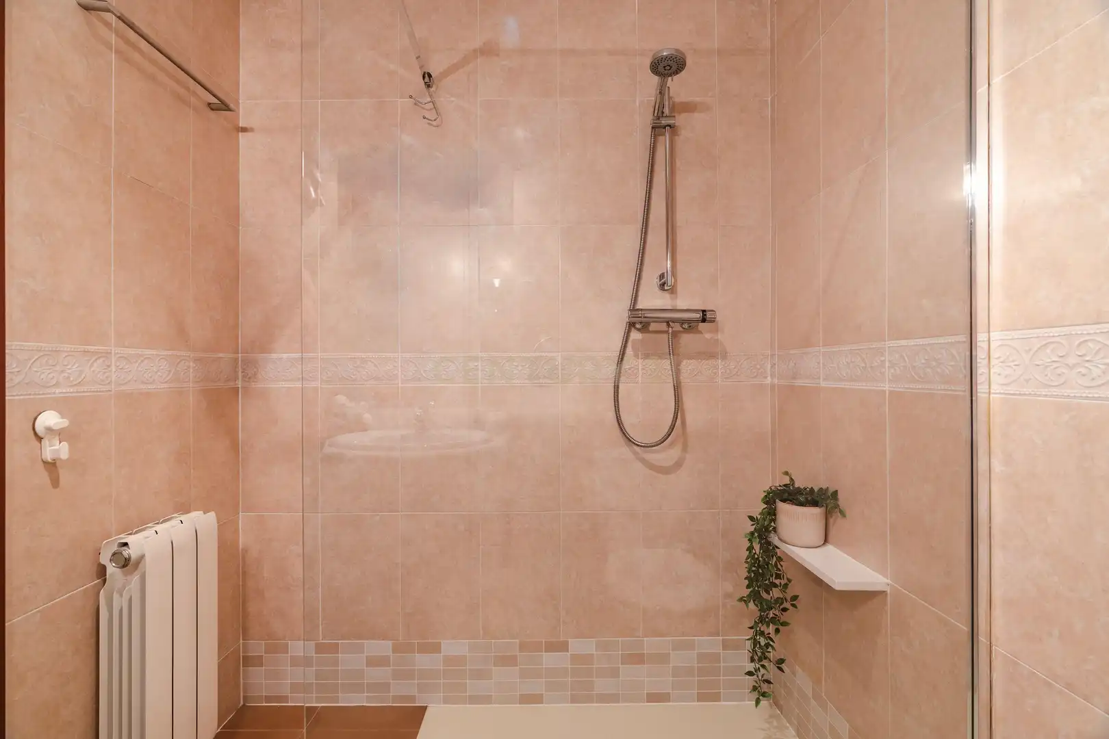 Badezimmer von Einfamilien-Reihenhaus zum Verkauf in Vila-rodona mit Privatgarten und Ofen
