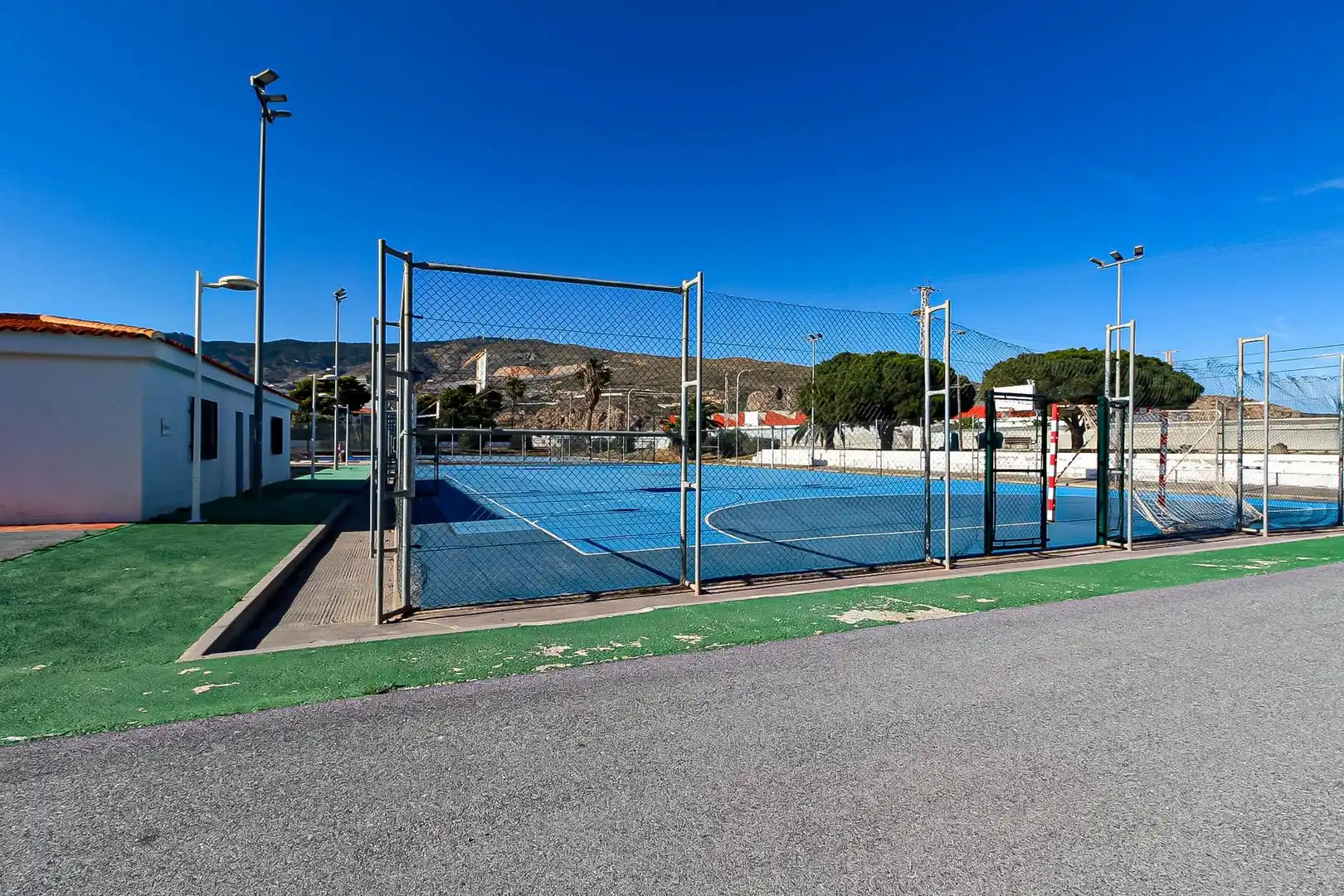 Vista exterior de Pis en venda en Motril amb Terrassa i Piscina comunitària