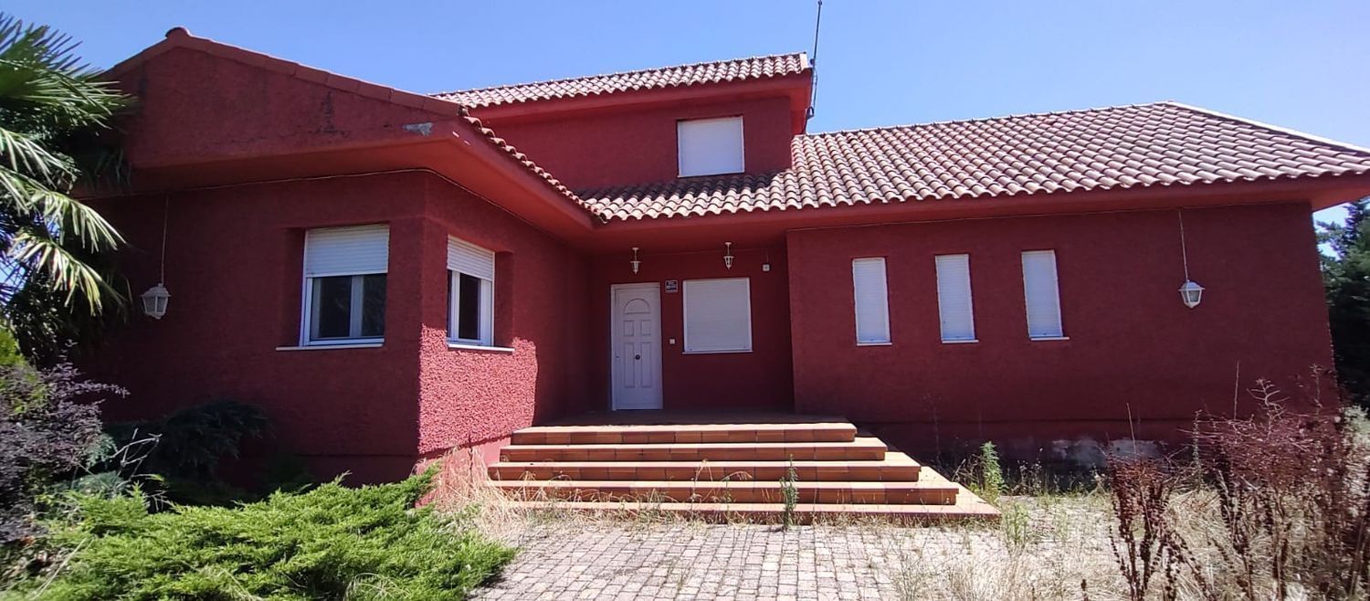 Vista exterior de Casa o xalet en venda en Simancas amb Aire condicionat, Calefacció i Jardí privat
