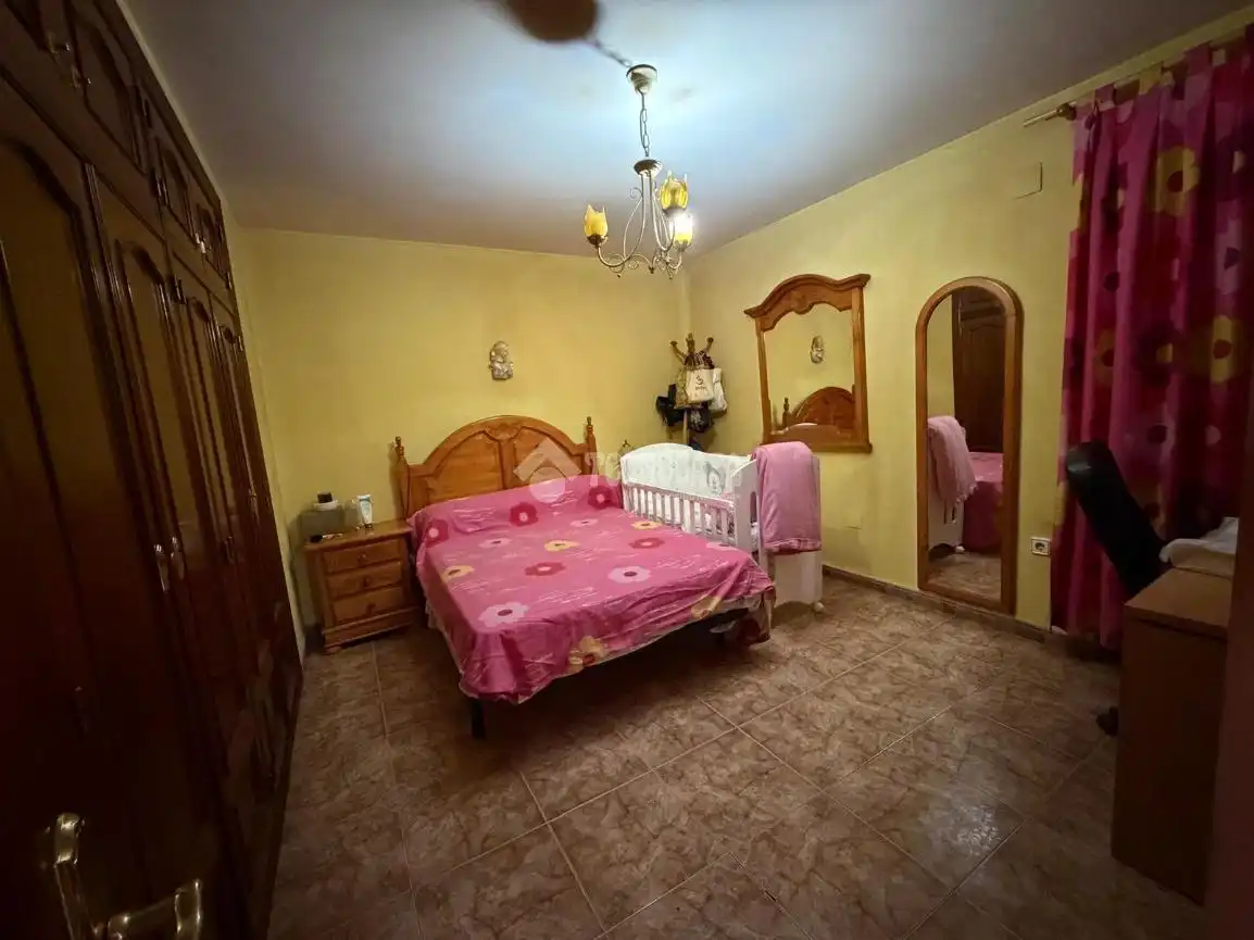 Schlafzimmer von Einfamilien-Reihenhaus zum Verkauf in Torredonjimeno mit Klimaanlage und Balkon