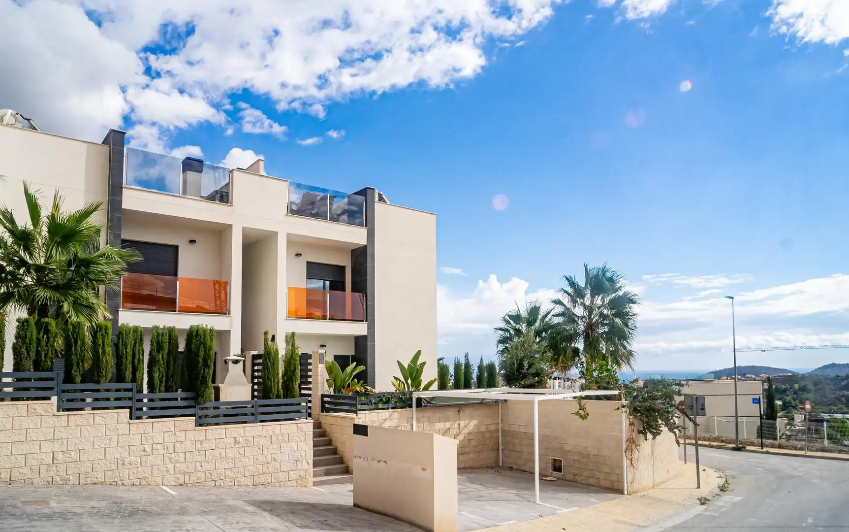 Vista exterior de Àtic en venda en Finestrat amb Aire condicionat, Calefacció i Jardí privat