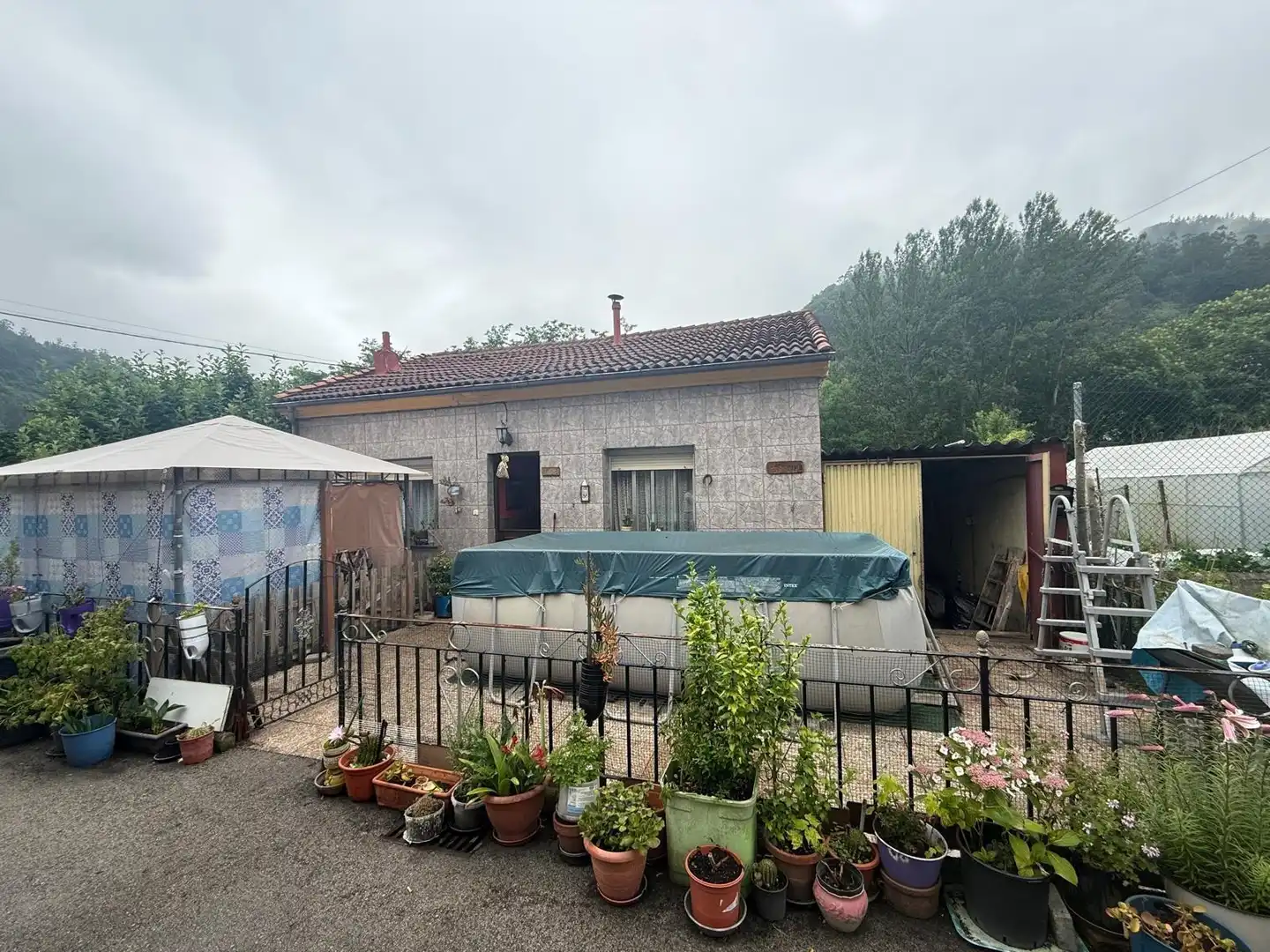 Vista exterior de Casa o xalet en venda en Mieres (Asturias) amb Terrassa, Piscina i Moblat