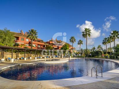 Vista exterior de Planta baixa en venda en Estepona amb Aire condicionat, Jardí privat i Terrassa