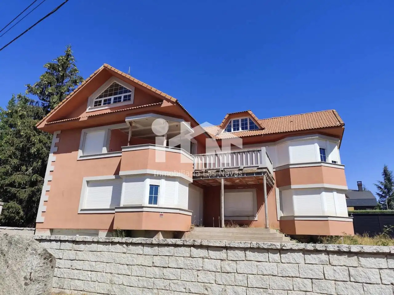 Vista exterior de Casa o xalet en venda en Las Navas del Marqués  amb Calefacció, Jardí privat i Terrassa