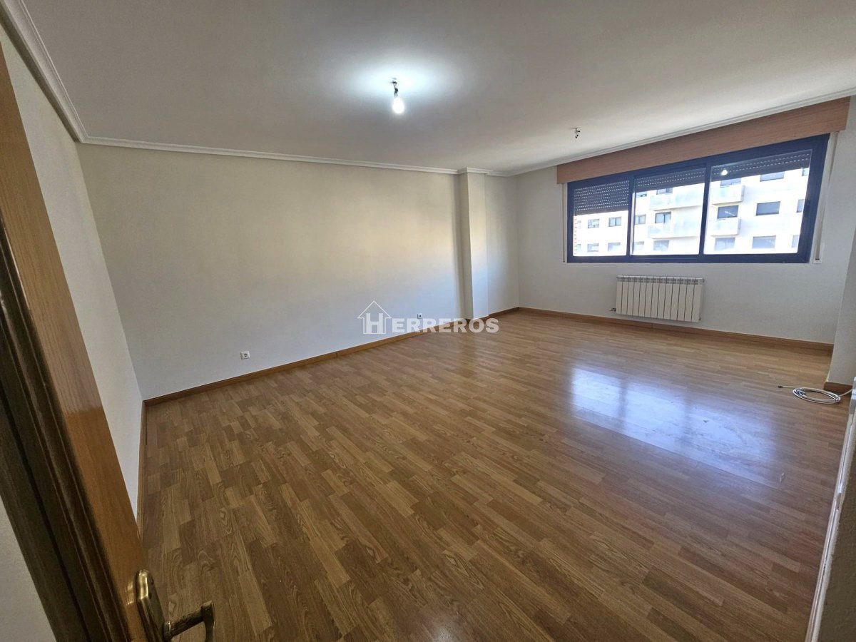 Living room of Flat for sale in  Logroño  with Heating, Parquet flooring and Storage room