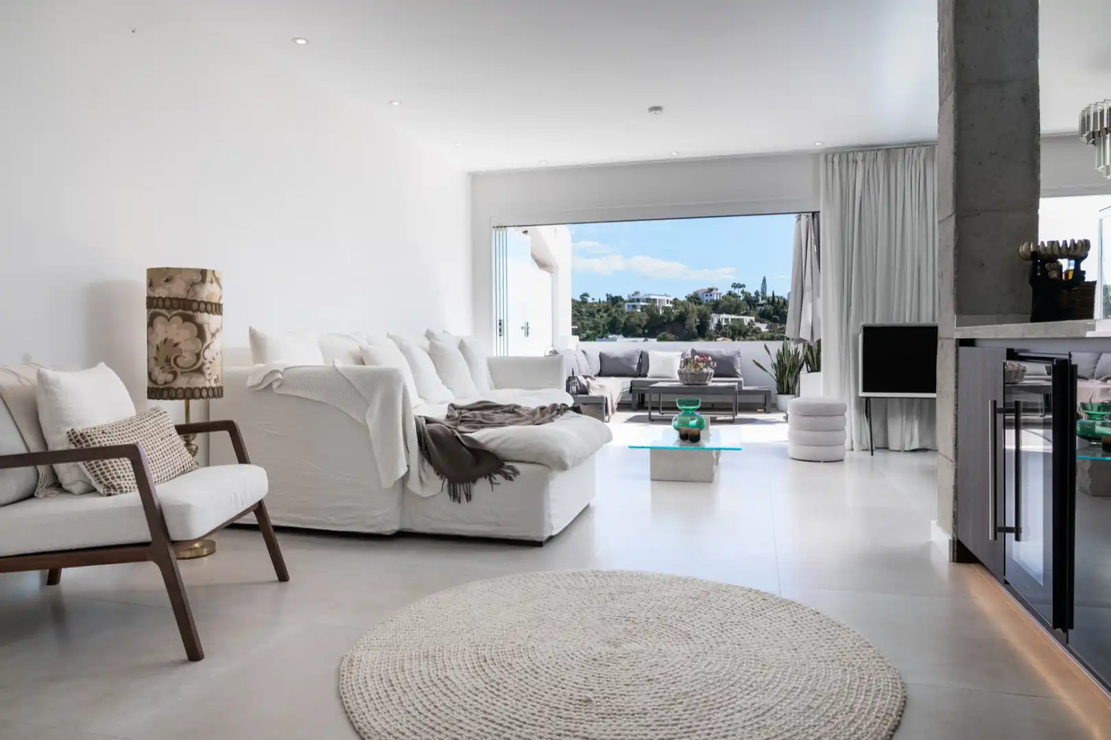 Sala de estar de Ático en venta en Benahavís con Aire acondicionado, Terraza y Piscina