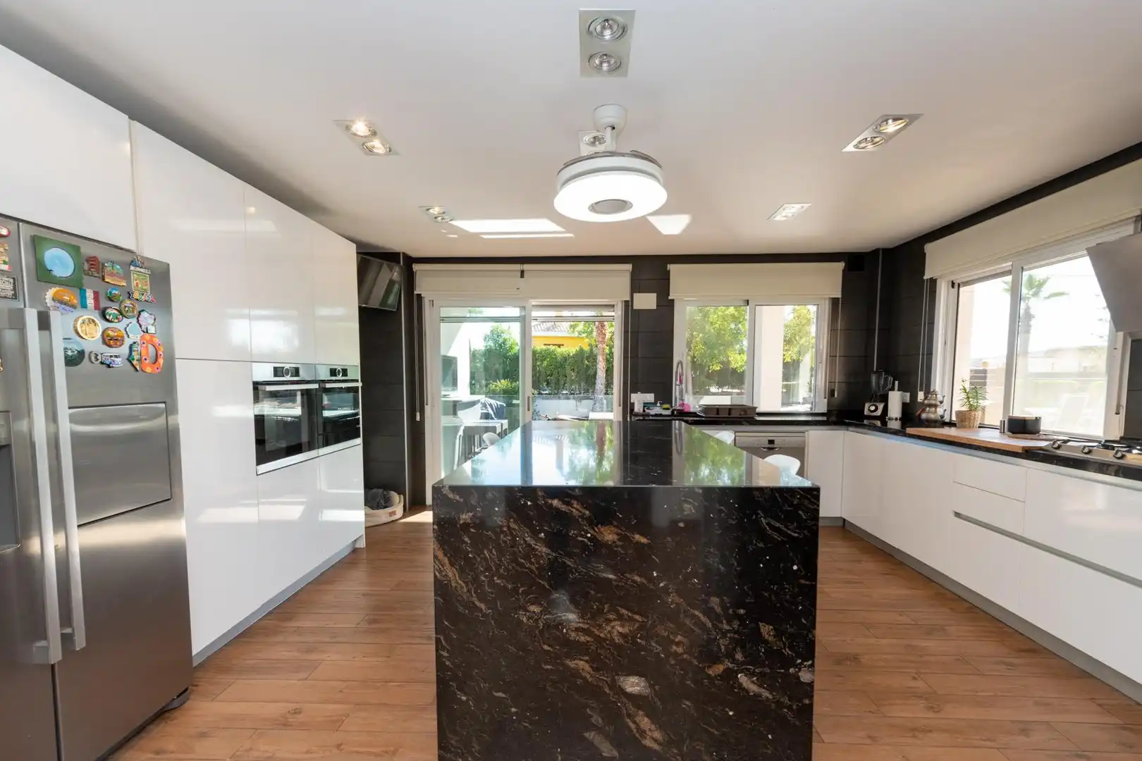 Cocina de Casa o chalet en venta en Alicante / Alacant con Aire acondicionado, Calefacción y Jardín privado