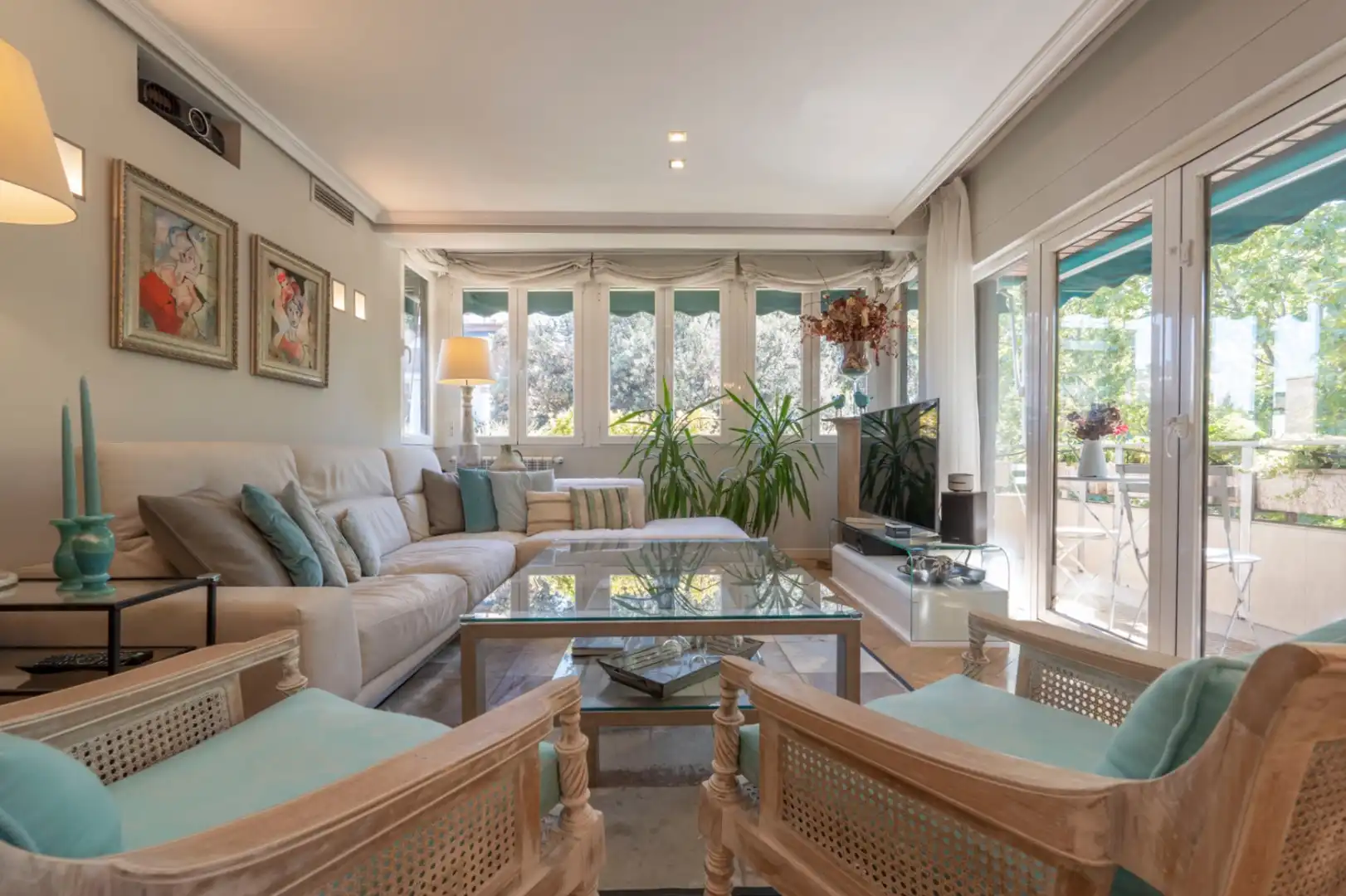 Living room of Flat for sale in Ciudad Lineal