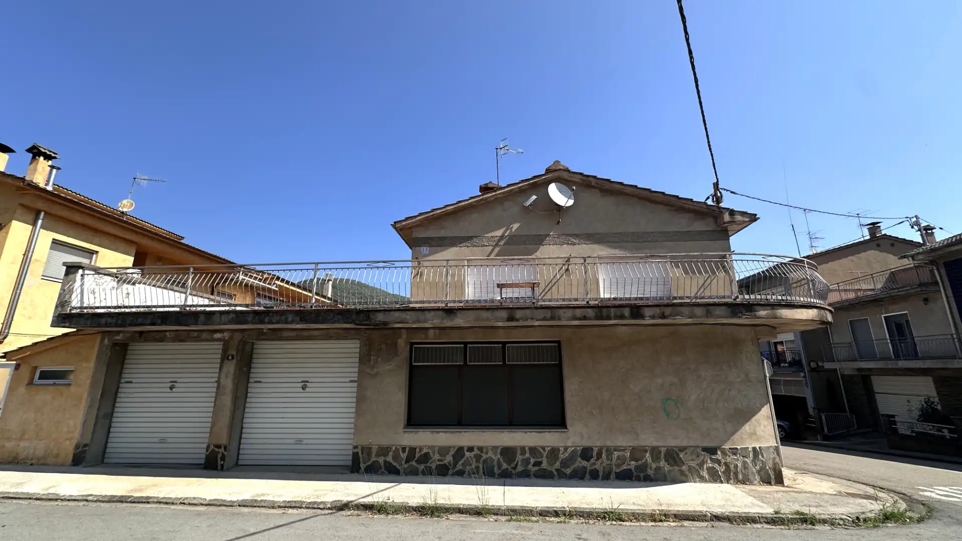 Außenansicht von Einfamilien-Reihenhaus zum Verkauf in Sant Joan Les Fonts mit Heizung, Terrasse und Ofen