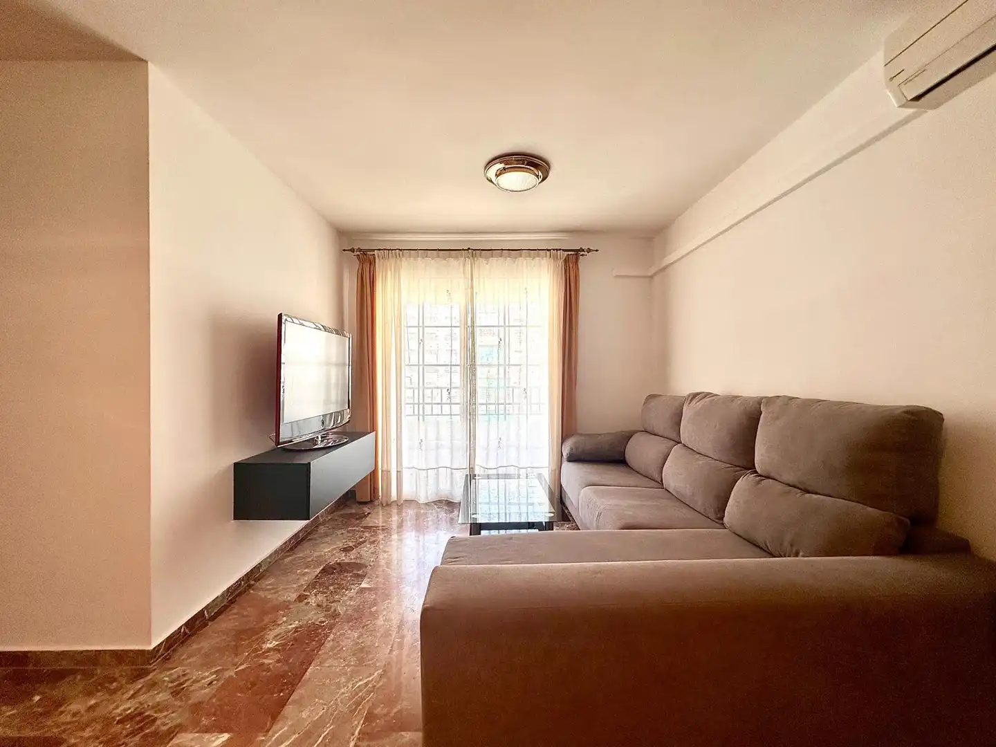 Living room of Flat for rent in Granada  with Air Conditioner, Heating and Terrace