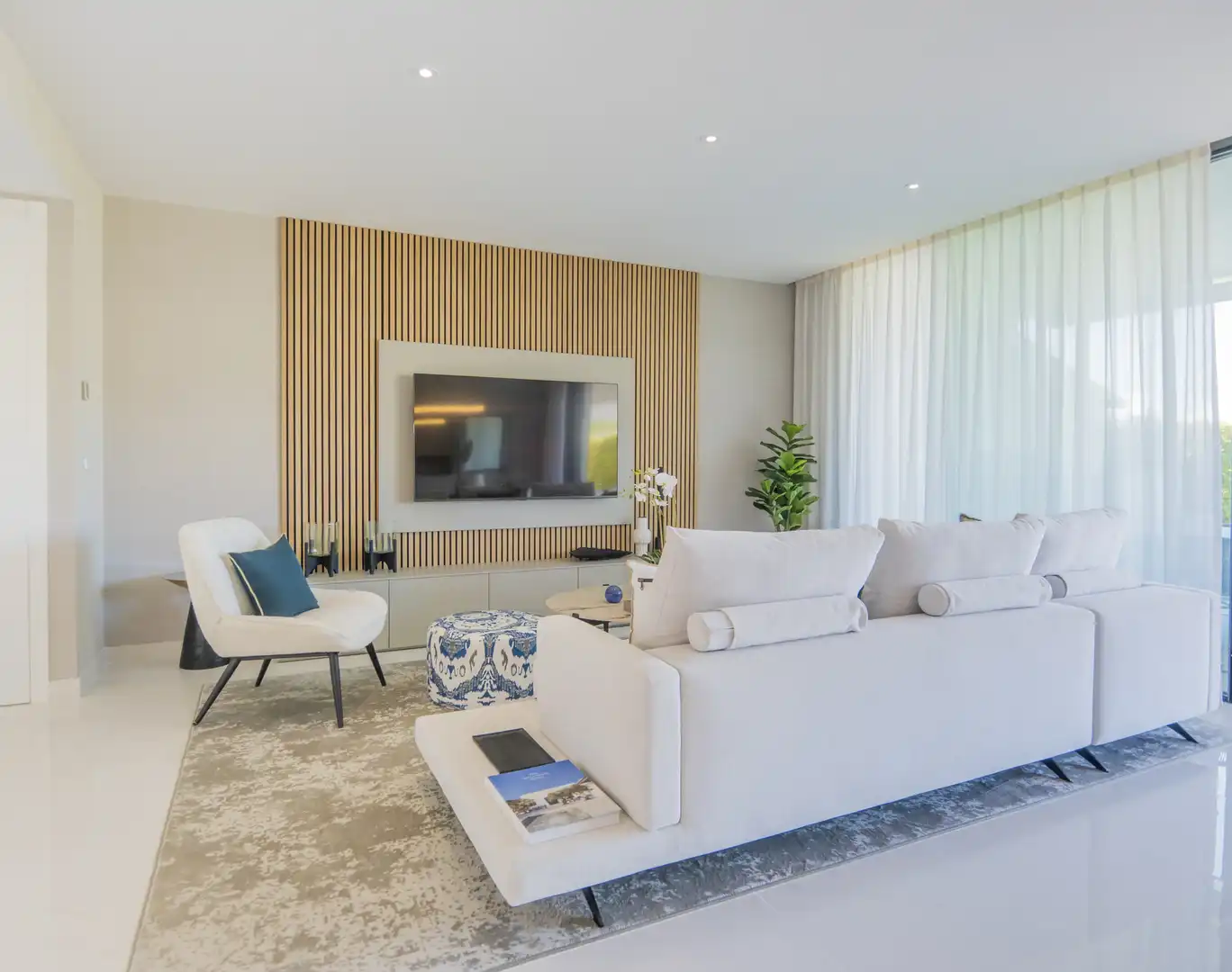 Sala d'estar de Apartament en venda en Estepona amb Aire condicionat, Jardí privat i Traster