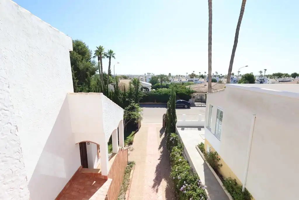 Vista exterior de Casa o xalet en venda en Orihuela amb Aire condicionat, Jardí privat i Terrassa