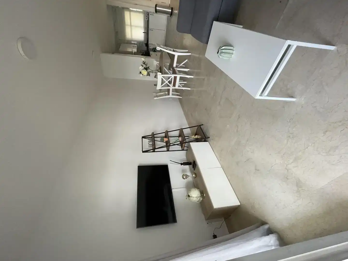 Wohnzimmer von Wohnung zur Miete in Marbella mit Klimaanlage, Privatgarten und Schwimmbad