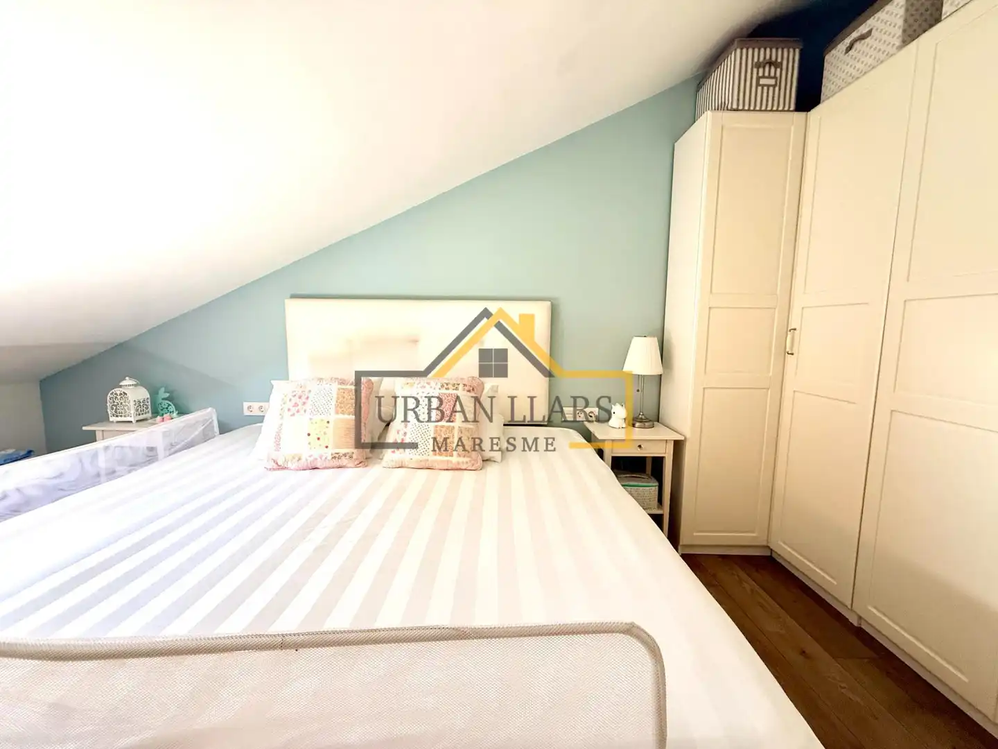 Schlafzimmer von Dachboden zum Verkauf in Mataró mit Klimaanlage, Heizung und Parkett