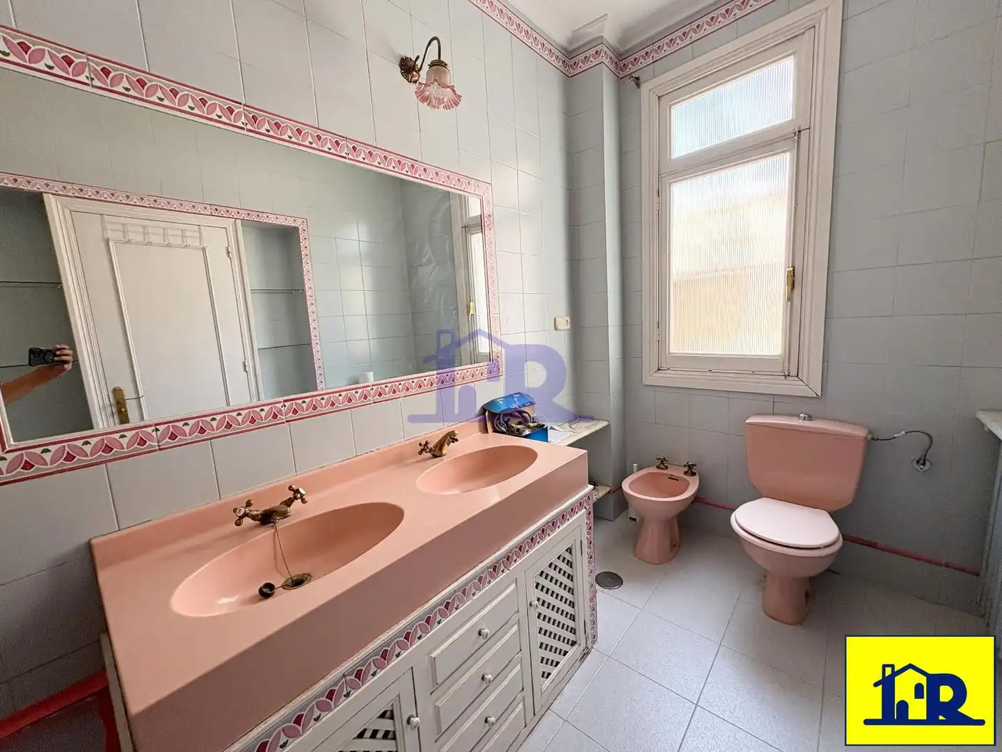 Baño de Piso en venta en Cuenca con Calefacción y Terraza