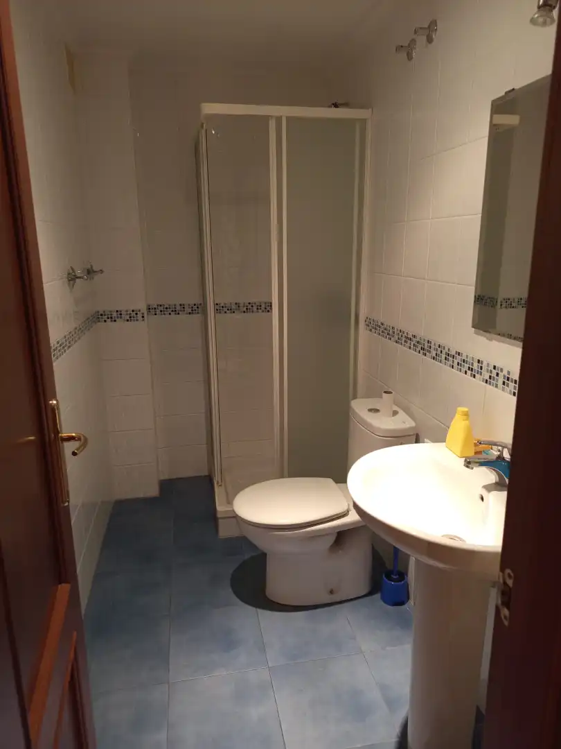 Badezimmer von Wohnung zur Miete in Gijón  mit Heizung, Terrasse und Abstellraum