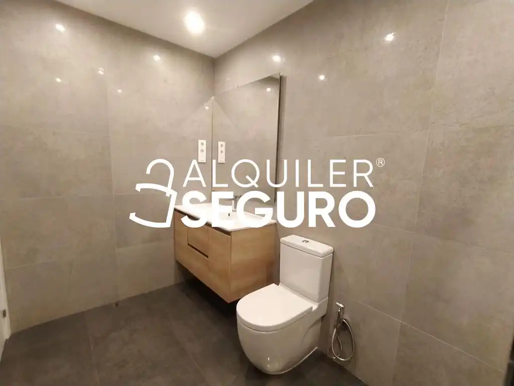 Bathroom of Flat for rent in Madrid  with Heating