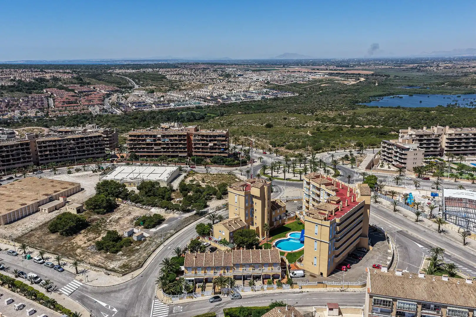 Vista exterior de Casa o xalet en venda en Elche / Elx amb Piscina comunitària