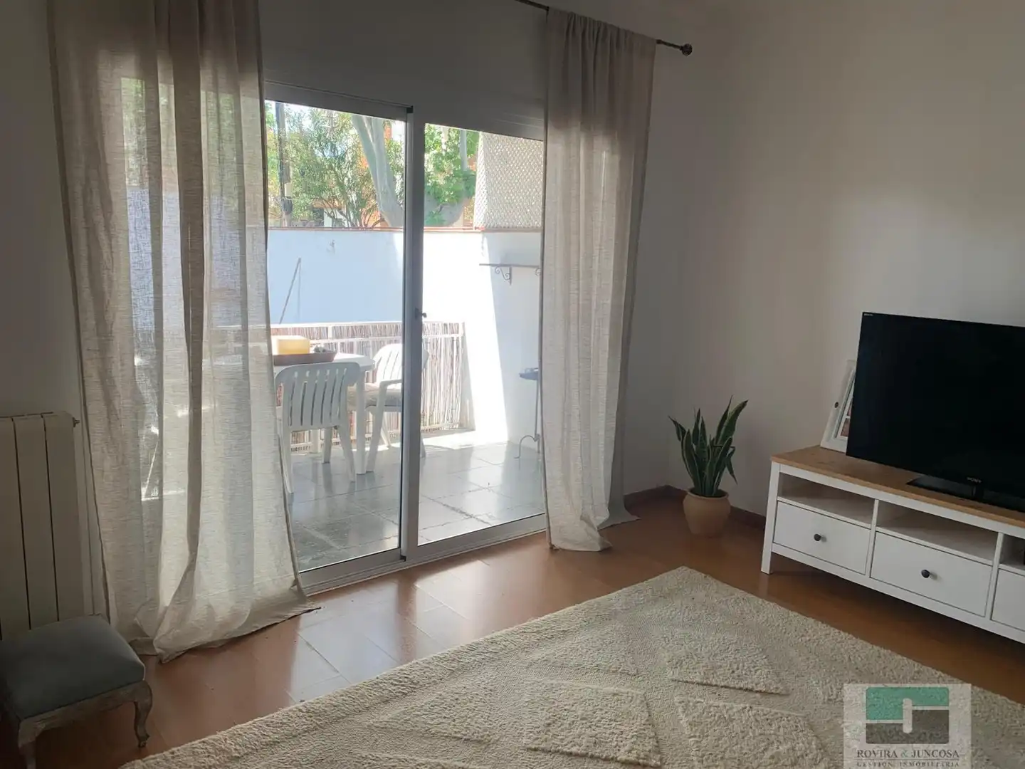 Living room of Flat for rent in Castelldefels  with Air Conditioner, Heating and Parquet flooring
