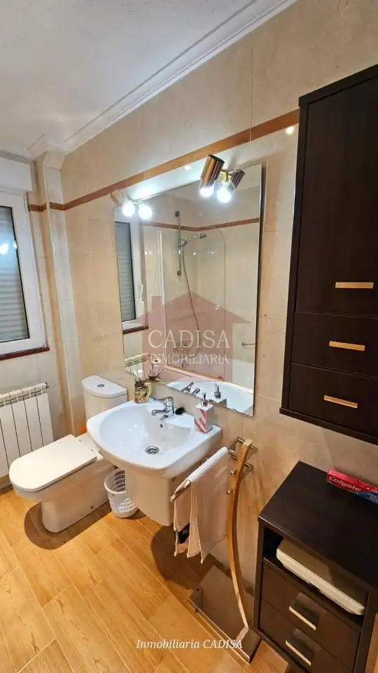 Bathroom of Flat for rent in Salamanca  with Air Conditioner, Heating and Furnished
