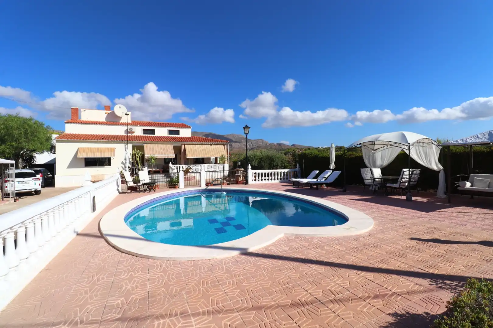 Casa rústica con piscina en venta en Crevillent
