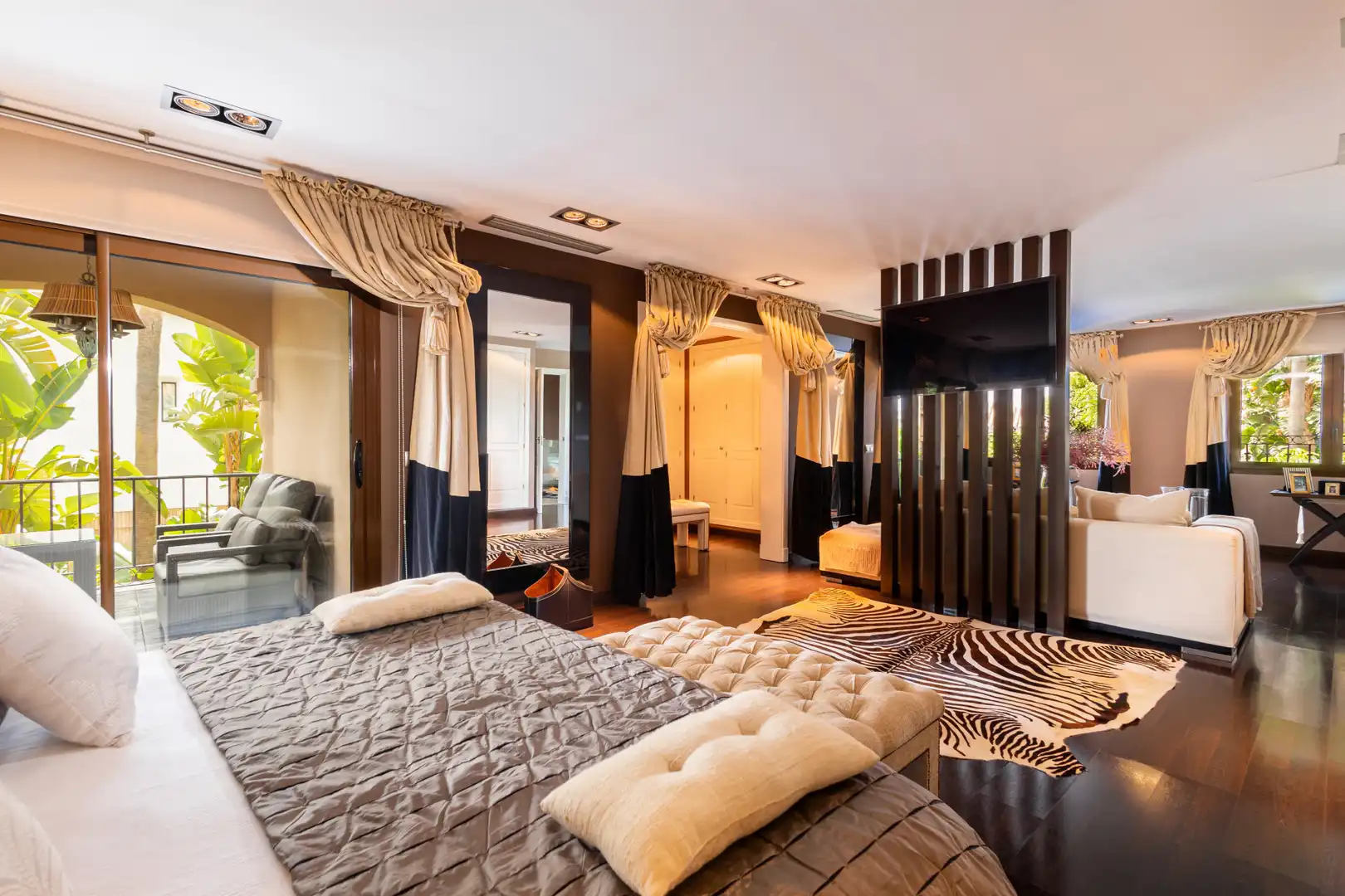 Dormitori de Casa o xalet en venda en Marbella amb Aire condicionat, Jardí privat i Terrassa