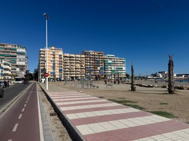 Flat with pool for sale in Calle HELLIN 22