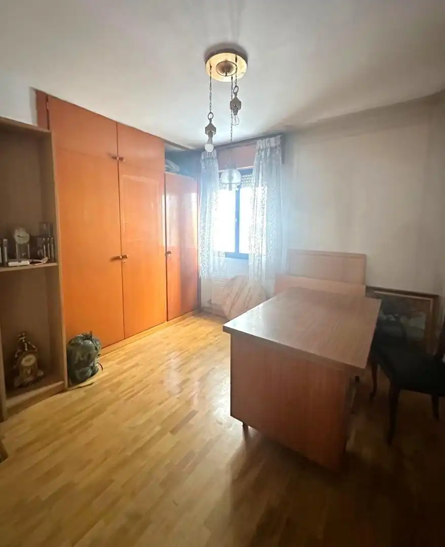 Dormitori de Pis en venda en León Capital  amb Calefacció, Parquet i Terrassa