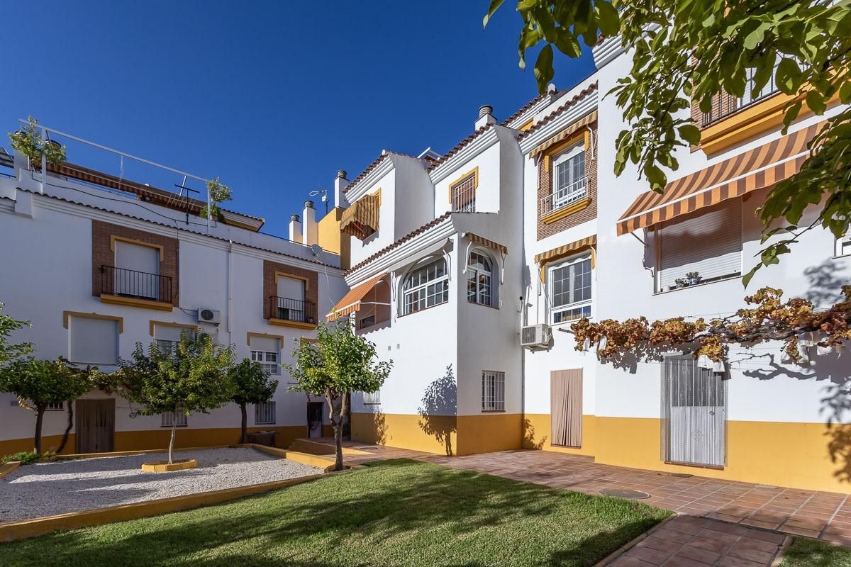 Exterior view of Single-family semi-detached for sale in  Granada Capital  with Air Conditioner, Terrace and Storage room