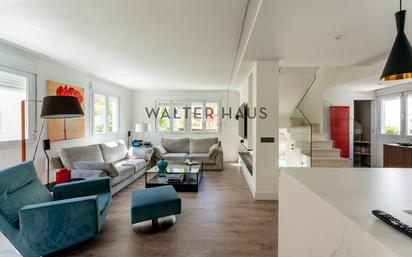 Sala d'estar de Casa o xalet en venda en  Madrid Capital amb Aire condicionat, Terrassa i Piscina