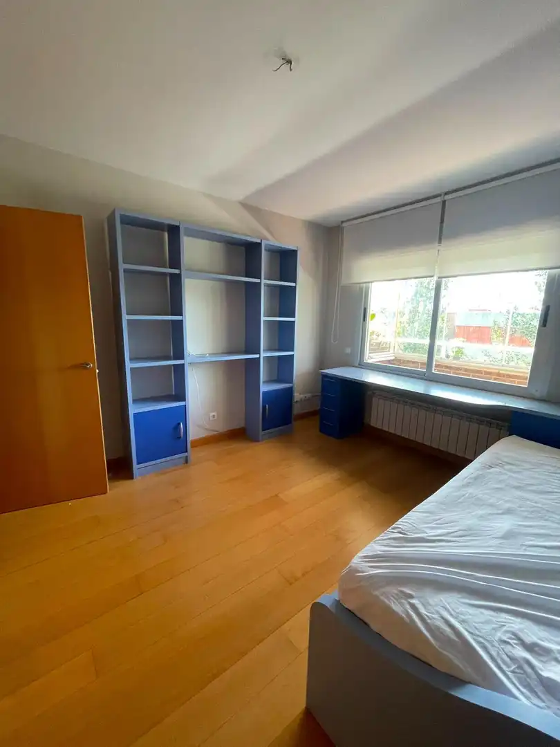 Bedroom of Flat for rent in Pozuelo de Alarcón  with Air Conditioner, Heating and Private garden