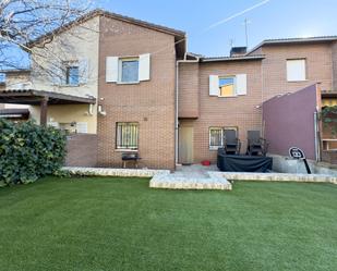 Vista exterior de Casa adosada en venda en Buitrago del Lozoya amb Calefacció, Jardí privat i Traster