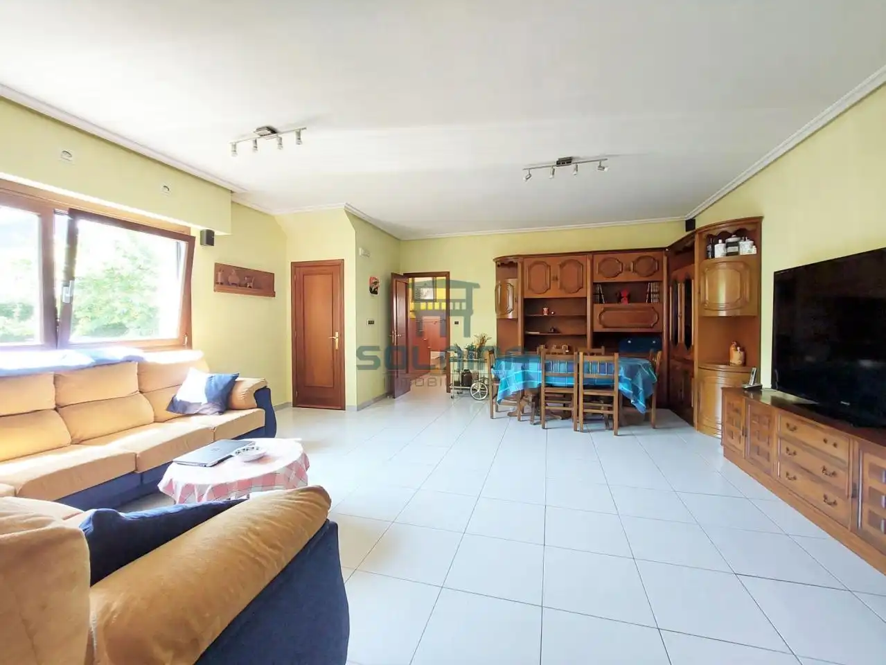 Sala d'estar de Casa adosada en venda en San Cibrao das Viñas amb Calefacció, Jardí privat i Parquet