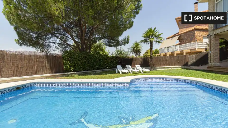 Piscina de Piso para compartir en Sevilla la Nueva, Madrid