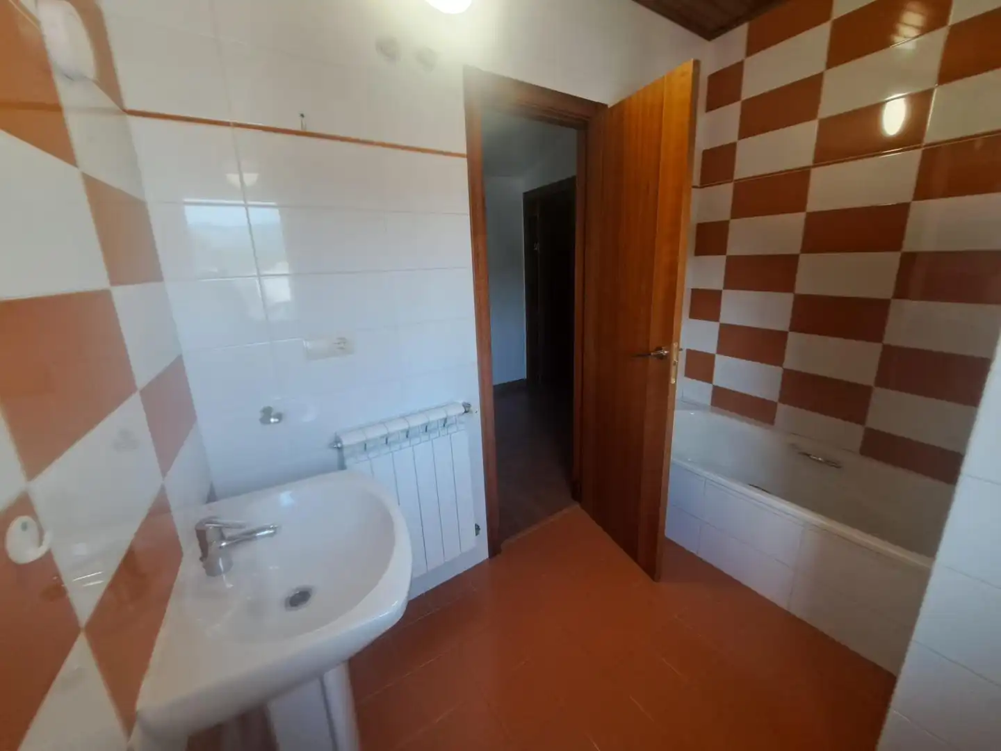 Baño de Casa adosada en venta en Bembibre con Calefacción, Terraza y Balcón