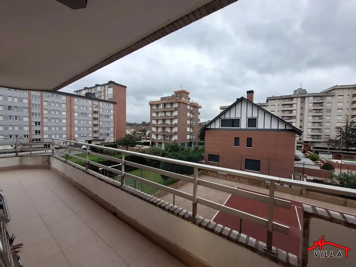 Vista exterior de Pis de lloguer en Laredo amb Calefacció, Moblat i Balcó