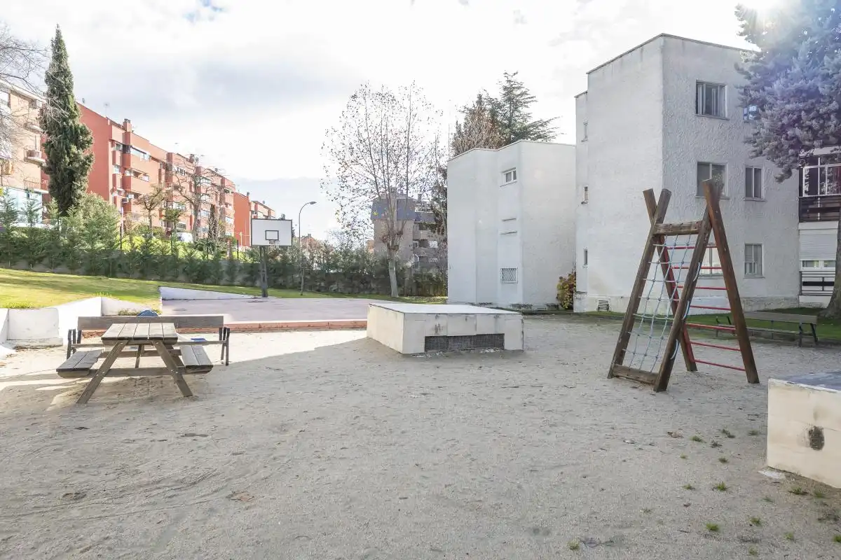 Vista exterior de Pis en venda en Majadahonda amb Aire condicionat, Calefacció i Jardí privat