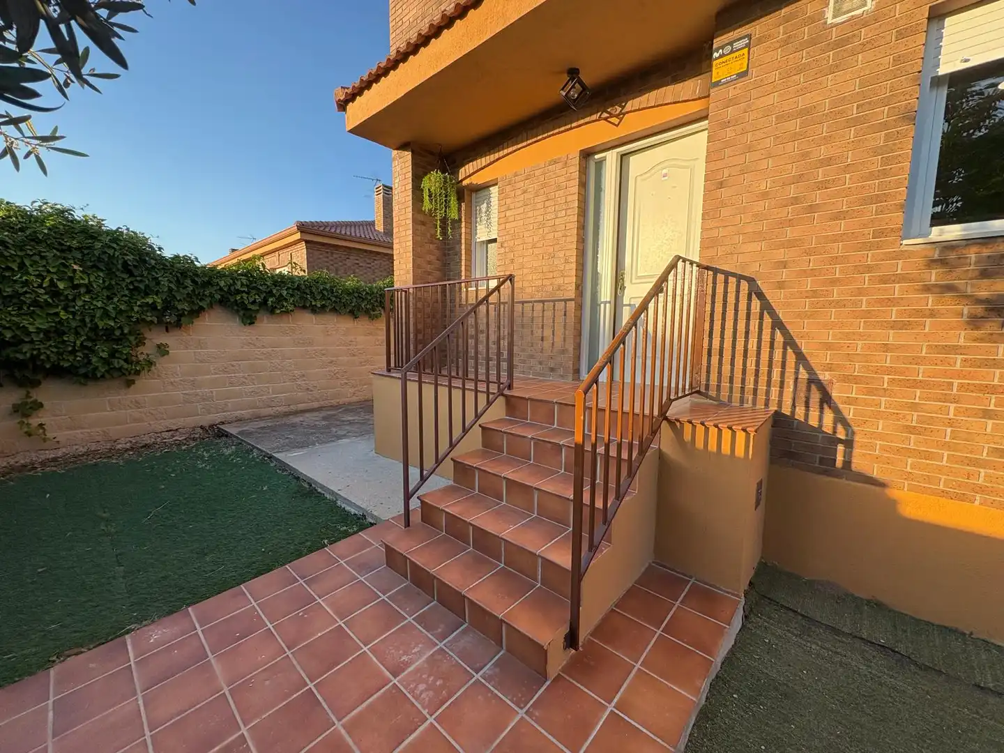 Vista exterior de Casa o xalet en venda en Torres de la Alameda amb Aire condicionat, Calefacció i Jardí privat